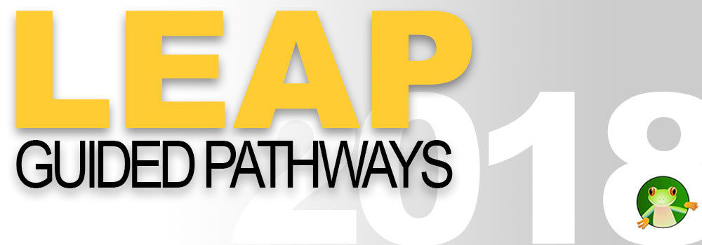LEAP引导路径标志。LEAP用粗体的黄色字母表示，而Guided Pathways则用黑色字体表示。背景是2018年，一只卡通青蛙从数字“8”的底部孔里探出头来。