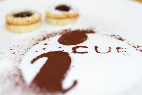 在巧克力尘埃iCUE标志,饼干。