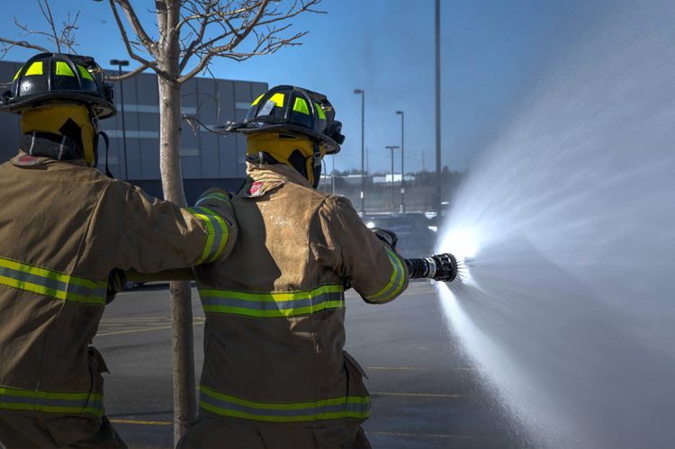 消防队员喷高压水软管。