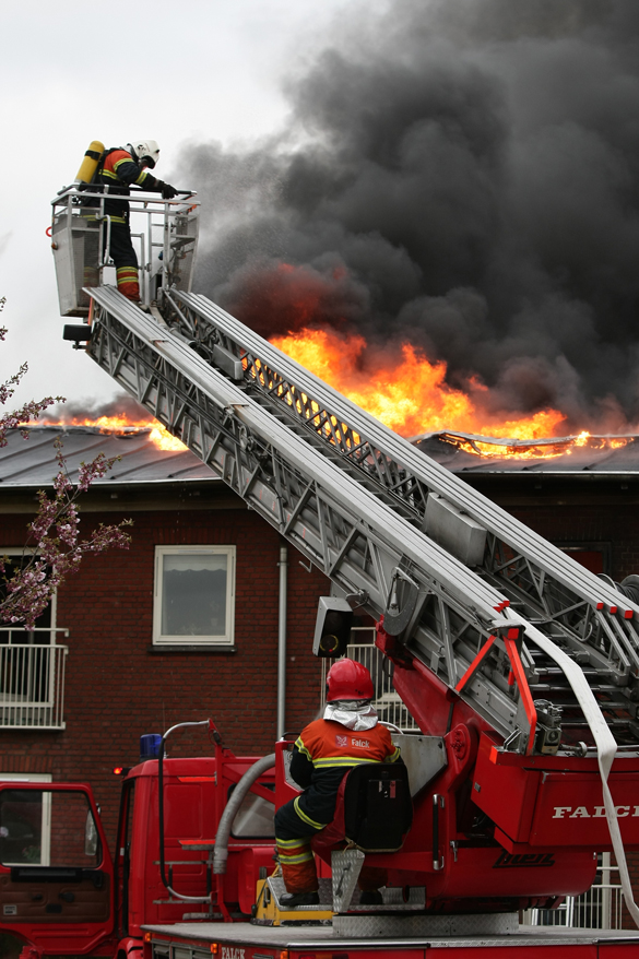 消防队员使用延伸梯屋顶灭火。