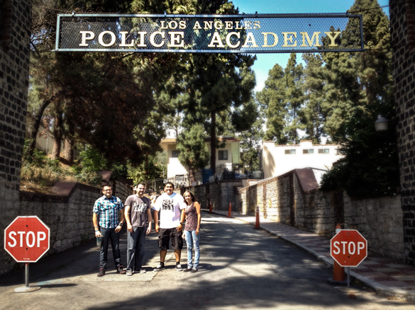 学生们站在洛杉矶警察学院的拱门下