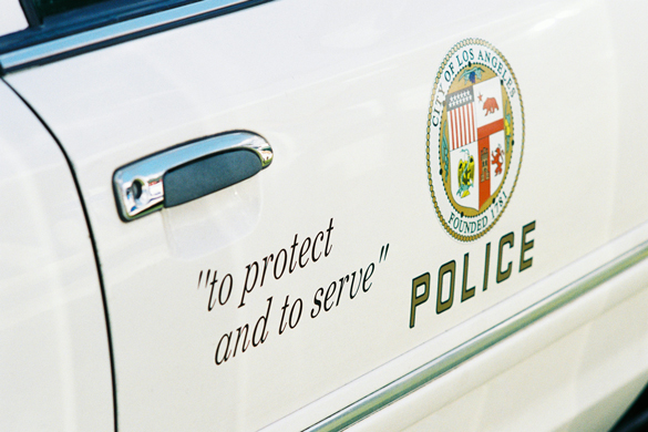 警车门上写着“保护，服务”的标语。