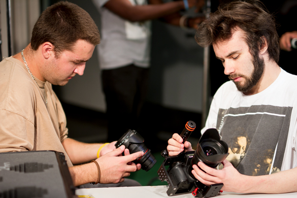 电影专业的学生在看摄影设备。