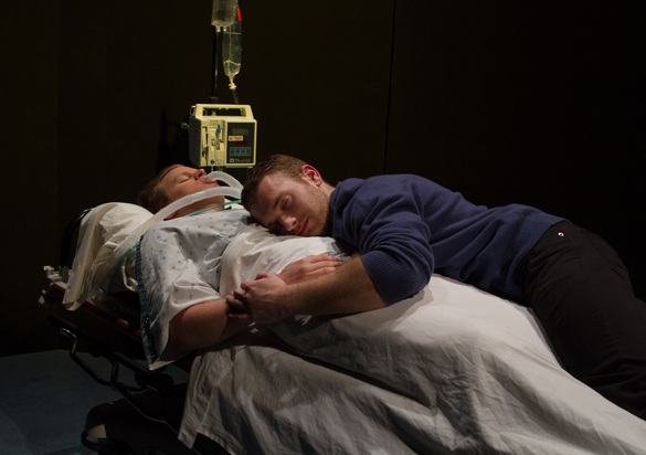 两个演员在医院垂死的场景。